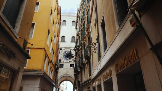 威尼斯街道上的时钟