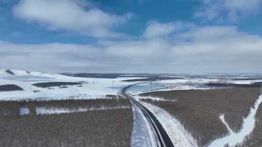 大兴安岭初春雪后的高速公路