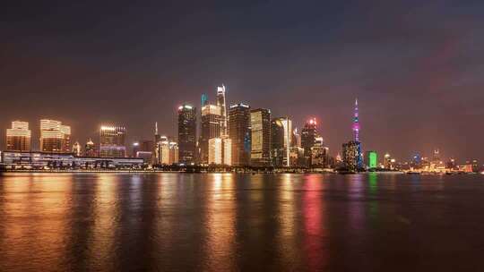 陆家嘴黄浦江上穿梭的船只