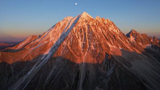 川西雅拉雪山日落日照金山航拍