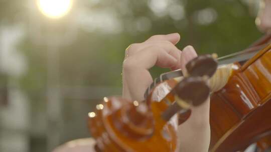 唯美美女户外拉小提琴艺术家优雅练习管弦乐视频素材模板下载