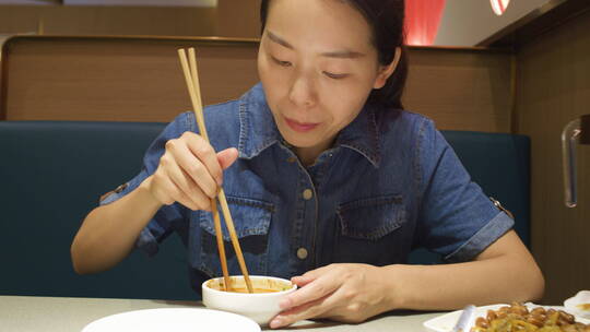 中国人美女餐厅吃火锅鸳鸯锅