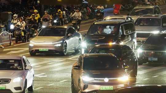 夜晚的城市道路 车水马龙