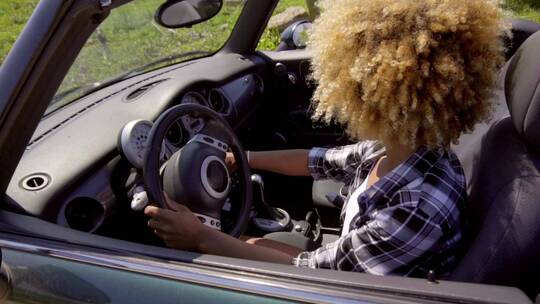 女人在乡村小路上驾驶汽车