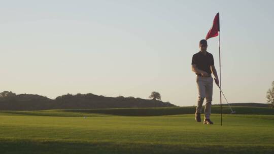 高尔夫球手摘下旗子视频素材模板下载