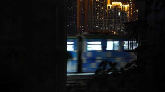 夜晚动车从城市驶过 地铁行驶 重庆轻轨