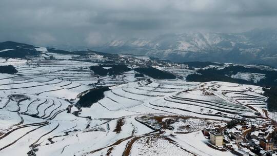 冬季山区雪景自然风光视频积雪覆盖耕地田野