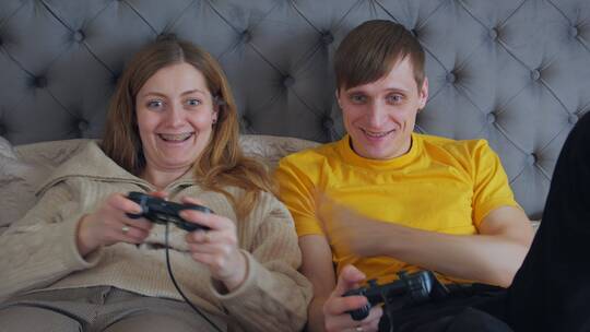 夫妇躺在床上玩游戏视频素材模板下载