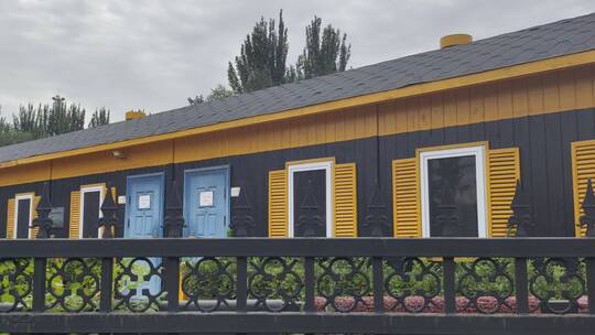 黄色的独立小房子