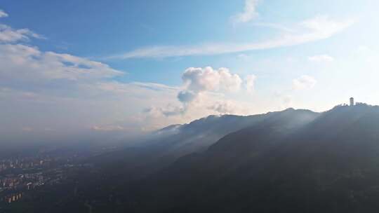 午后蓝天白云航拍山脉群峰、森林、云朵