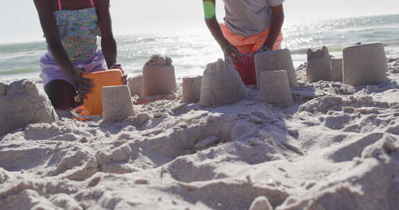 快乐的非裔美国孩子在海滩上玩沙子的视频