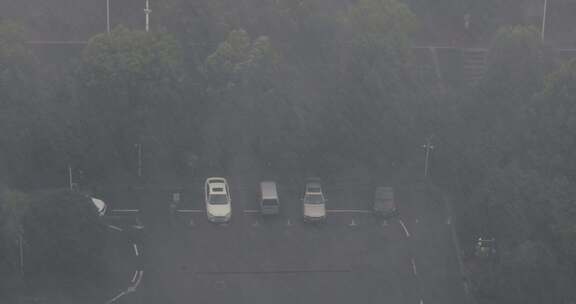 俯瞰城市暴风雨中的停车场空中雨滴雨雾