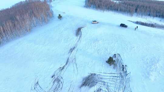冬季雪地山坡越野车