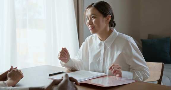 一个正在阅读文件的女人