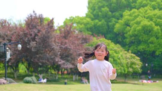 快乐无忧无虑童年玩耍时光公园小孩子小女孩