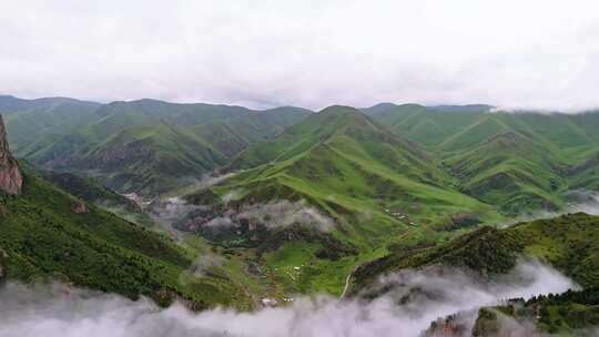 阿坝甘南风光草原石山地貌云海美丽环境航拍