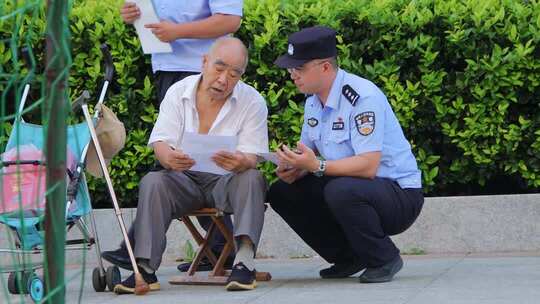 威海高区公安民警开展社区老年群众反诈宣传