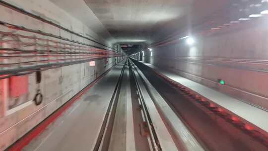 行驶中的地铁隧道