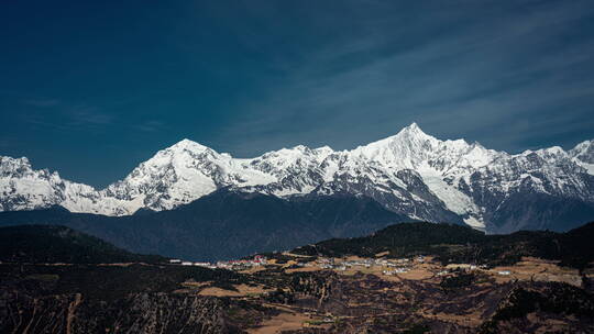 梅里雪山日照金山,梅里雪山,香格里拉