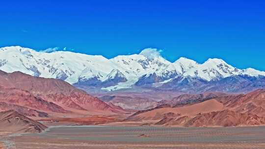 帕米尔旅游区的雪山