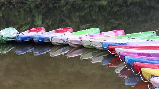 一排整齐的皮划艇停靠在码头边视频素材模板下载