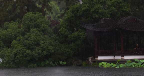 夏季雨中中式园林庭院屋檐雨滴