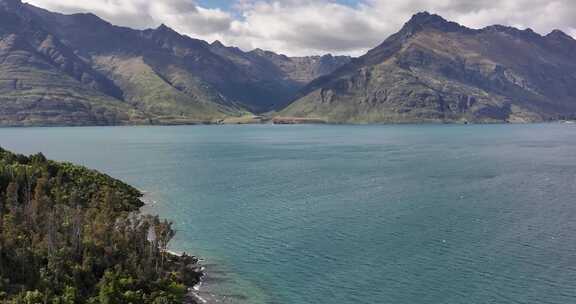 航拍新西兰瓦卡普蒂湖