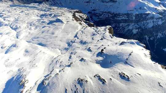 深谷和阿尔卑斯山鸟瞰图视频素材模板下载