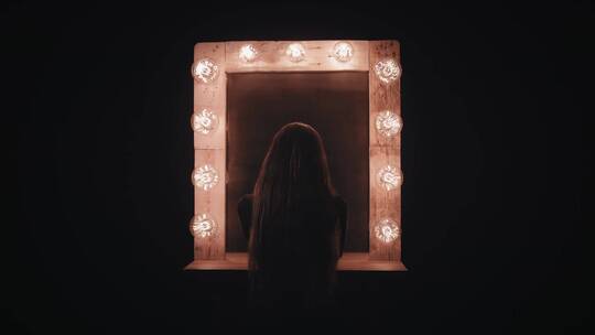 一个女人站在镜子前