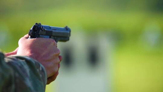 士兵进行射击训练手部特写