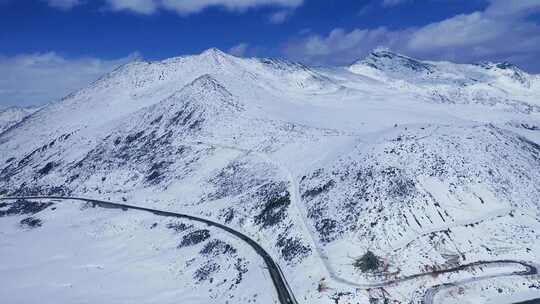 西藏雪山公路航拍全景