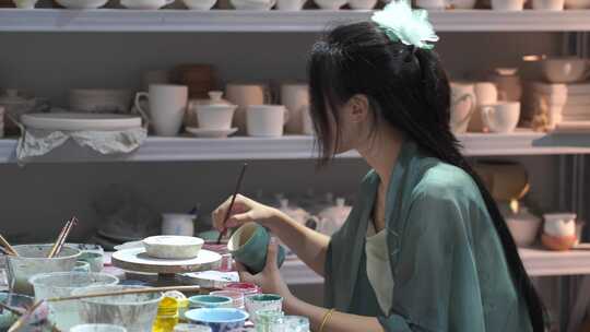 美女游客体验制作陶瓷手工艺术品瓷器碗拉坯