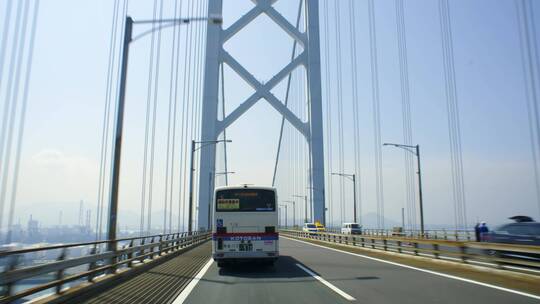 火车钻过桥洞 汽车从桥上开过 濑户大桥全景