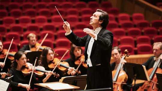管弦乐团演出，指挥精准引领