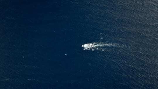 寻找鲸鱼的船，独自在深水中航行，用无人机