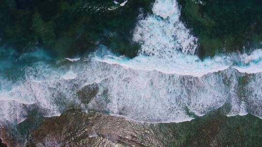 4k俯拍壮观大气翻滚大海海浪浪花45秒