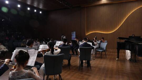 少年儿童拉小提琴音乐会