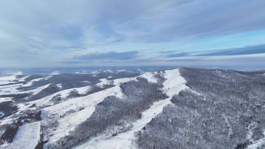 航拍大兴安岭冰雪山峦山林