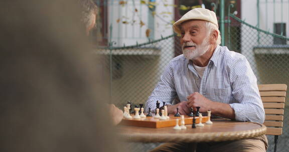 两个老者在对弈国际象棋