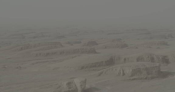航拍沙尘天气的雅尔丹地貌