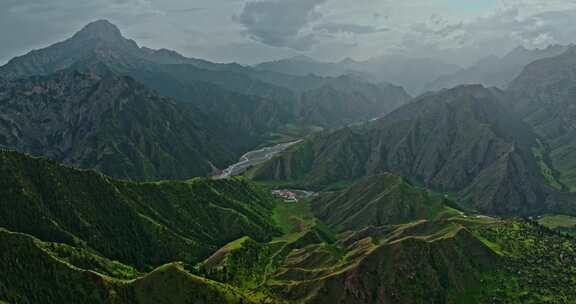 高山耸立的峡谷