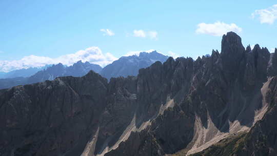 从飞机上俯瞰意大利阿尔卑斯山Tre Ci