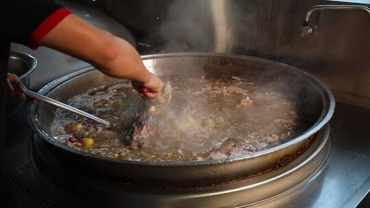 新疆美食 手抓饭制作过程沸腾的肉