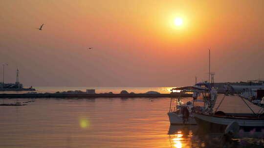 日落时海港和船只的景观拍摄
