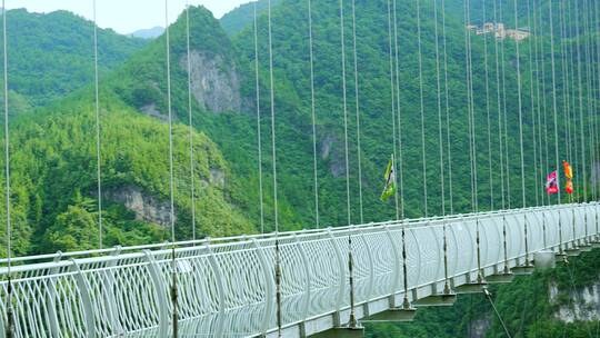 4K升格实拍四川宣汉桃溪谷玻璃栈道铁锁吊桥