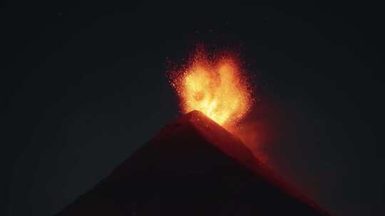 火山爆发岩浆流淌地质灾害地壳地球地核地幔