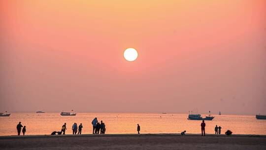 海边沙滩日落情侣恋人牵手亲子散步浪漫剪影