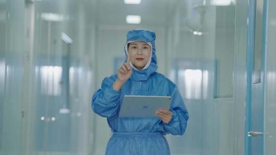 无菌车间女工操作平板数据监控数字化管理