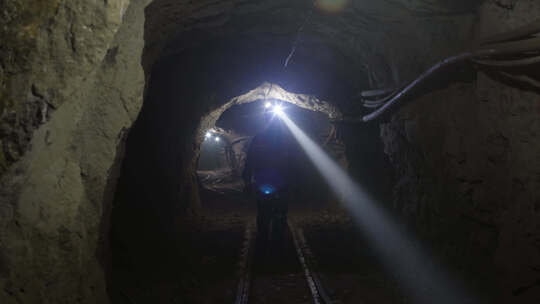 煤矿矿道内走路的矿工工人视频素材模板下载