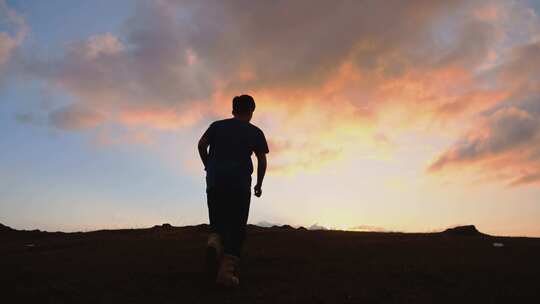 向前奔跑的青年男子